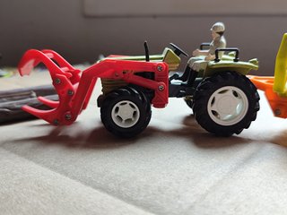 Tractor New Ray con remolque y troncos