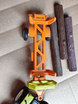 Tractor New Ray con remolque y troncos