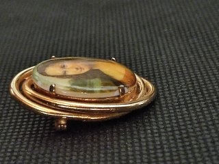 Broche Vintage Mona Lisa – Bisutería Ovalada Dorad