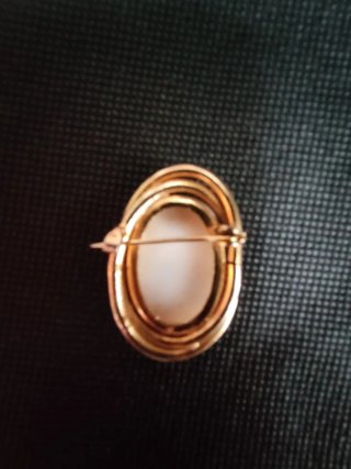 Broche Vintage Mona Lisa – Bisutería Ovalada Dorad