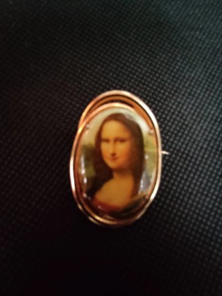 Broche Vintage Mona Lisa – Bisutería Ovalada Dorad