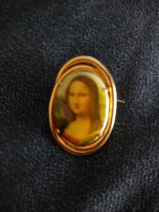Broche Vintage Mona Lisa – Bisutería Ovalada Dorad