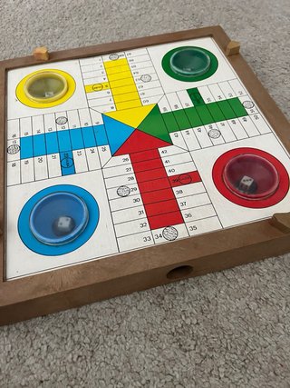 Parchís de mesa antiguo con tiradores automáticos