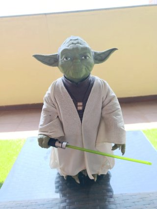 Figura Star Wars Yoda con sable de luz