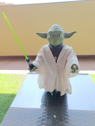 Figura Star Wars Yoda con sable de luz