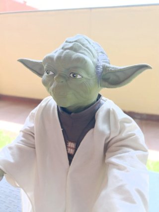 Figura Star Wars Yoda con sable de luz