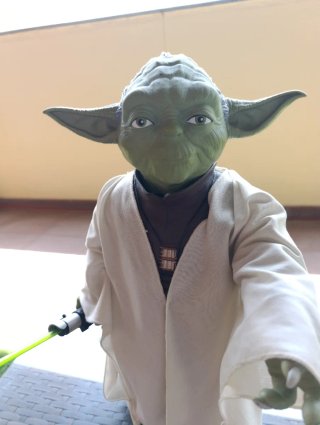 Figura Star Wars Yoda con sable de luz