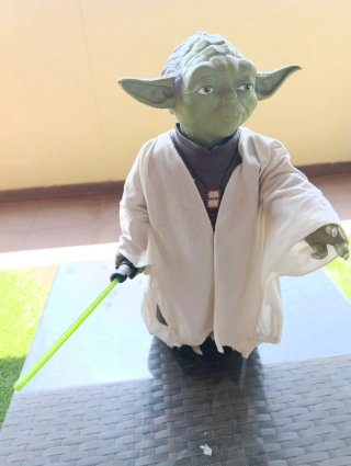 Figura Star Wars Yoda con sable de luz