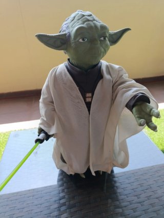 Figura Star Wars Yoda con sable de luz