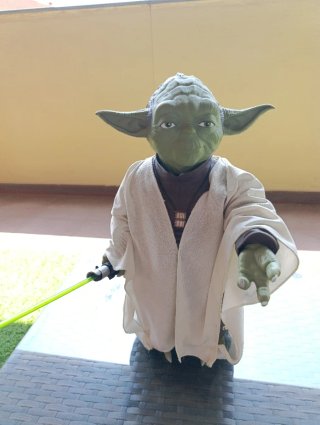 Figura Star Wars Yoda con sable de luz