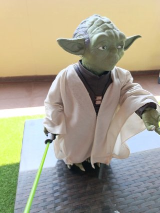 Figura Star Wars Yoda con sable de luz