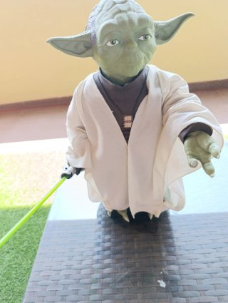 Figura Star Wars Yoda con sable de luz