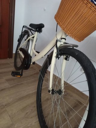 Bicicleta crema con cesta