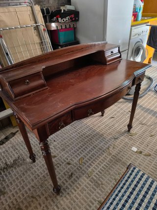 Escritorio de madera con silla