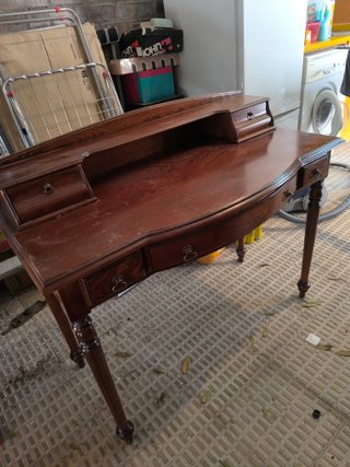 Escritorio de madera con silla