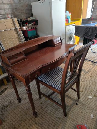 Escritorio de madera con silla