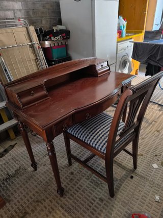 Escritorio de madera con silla