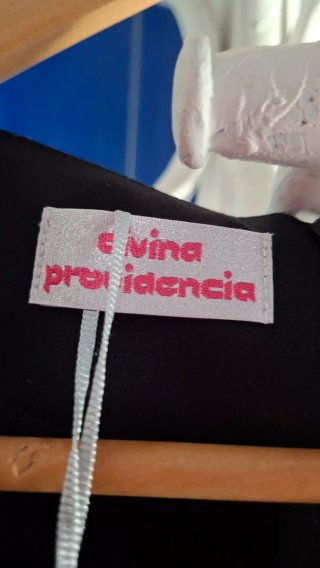 Vestido negro Divina Providencia