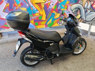 Moto Kymco 125 Negra