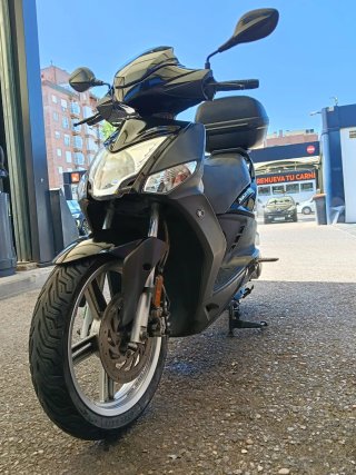 Moto Kymco 125 Negra