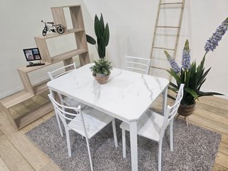 Mesa de forja y madera efecto marmol con 4 sillas