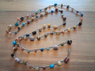 Collana uncinetto con perline colorate