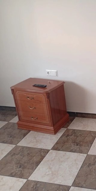Tocador de madera con espejo y mesitas