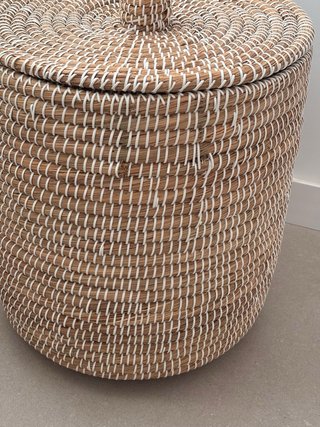Cesta grande de paja con tapa