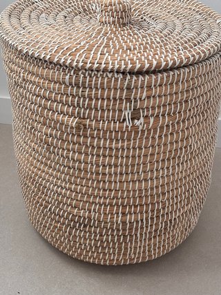 Cesta grande de paja con tapa