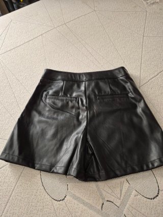 Falda pantalón efecto piel negra