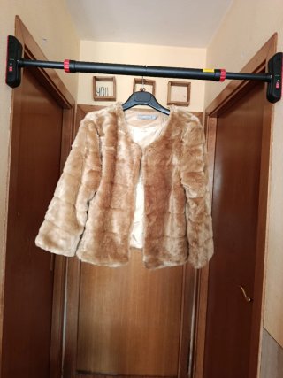 Chaqueta de pelo sintético beige