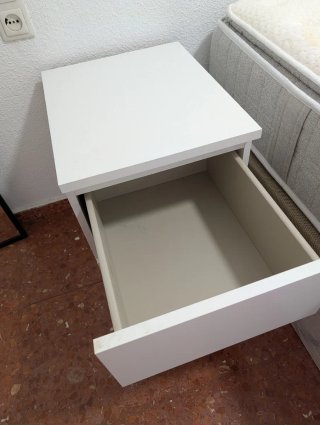 Mesita de noche blanca de madera