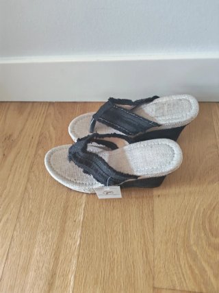 Sandalias cuña FOSAIGH beige y negro