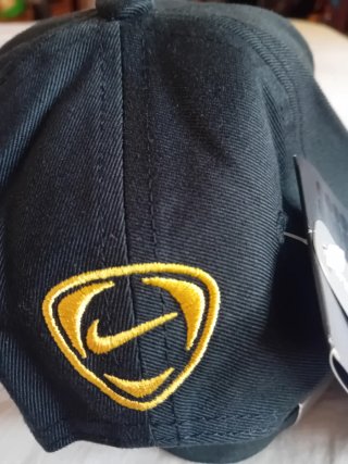 Gorra Nike Football Negra y Dorada
