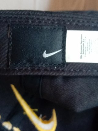 Gorra Nike Football Negra y Dorada