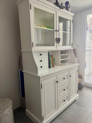 Mueble blanco con vitrina y cajones