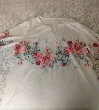 Camiseta blanca con estampado floral