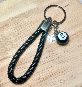 Porta-chaves preto com bola 8 e trevo