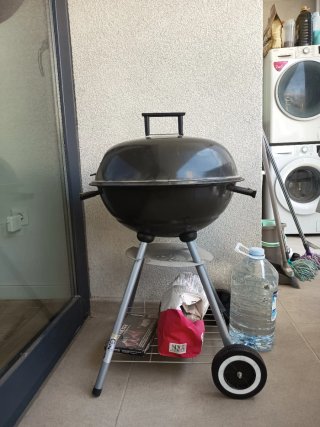 Barbacoa de carbón negra y gris