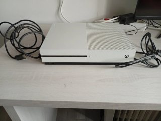 Xbox One S Blanca + Juego Plants vs Zombies