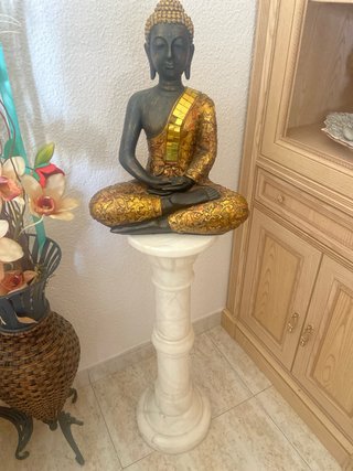 Buda sentado con pie de mármol