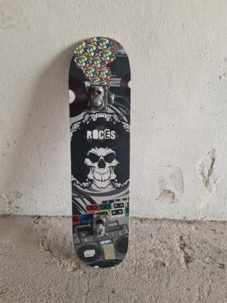 Skateboard Roces con disegno teschio e boombox