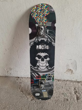Skateboard Roces con disegno teschio e boombox