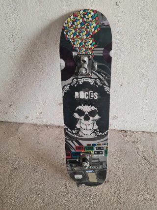 Skateboard Roces con disegno teschio e boombox
