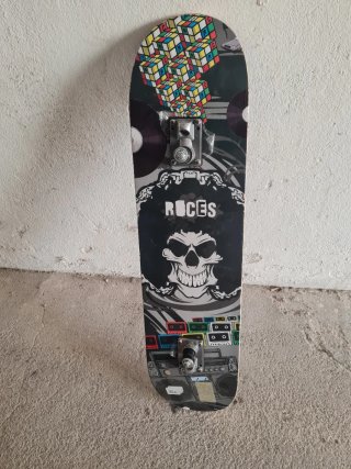 Skateboard Roces con disegno teschio e boombox