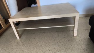 Mesa de centro baja de madera clara