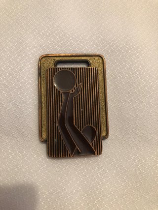 Medalla de bronce con figura