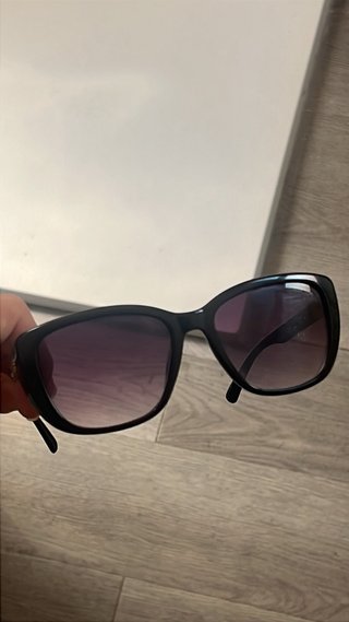 Gafas de sol negras y moradas