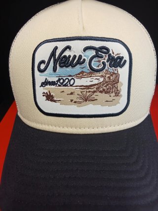 Gorra New Era 9Forty Beige y Negra