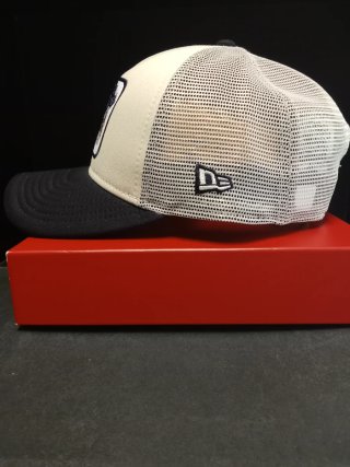 Gorra New Era 9Forty Beige y Negra